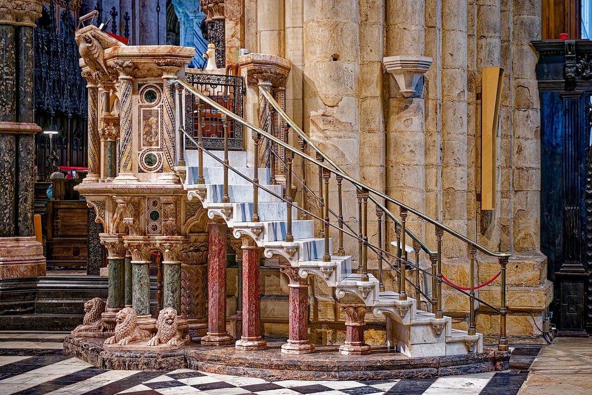 Интерьер Доремского собора в Англии