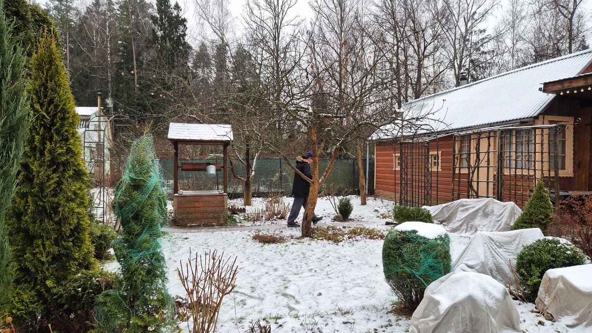 На даче немного снега