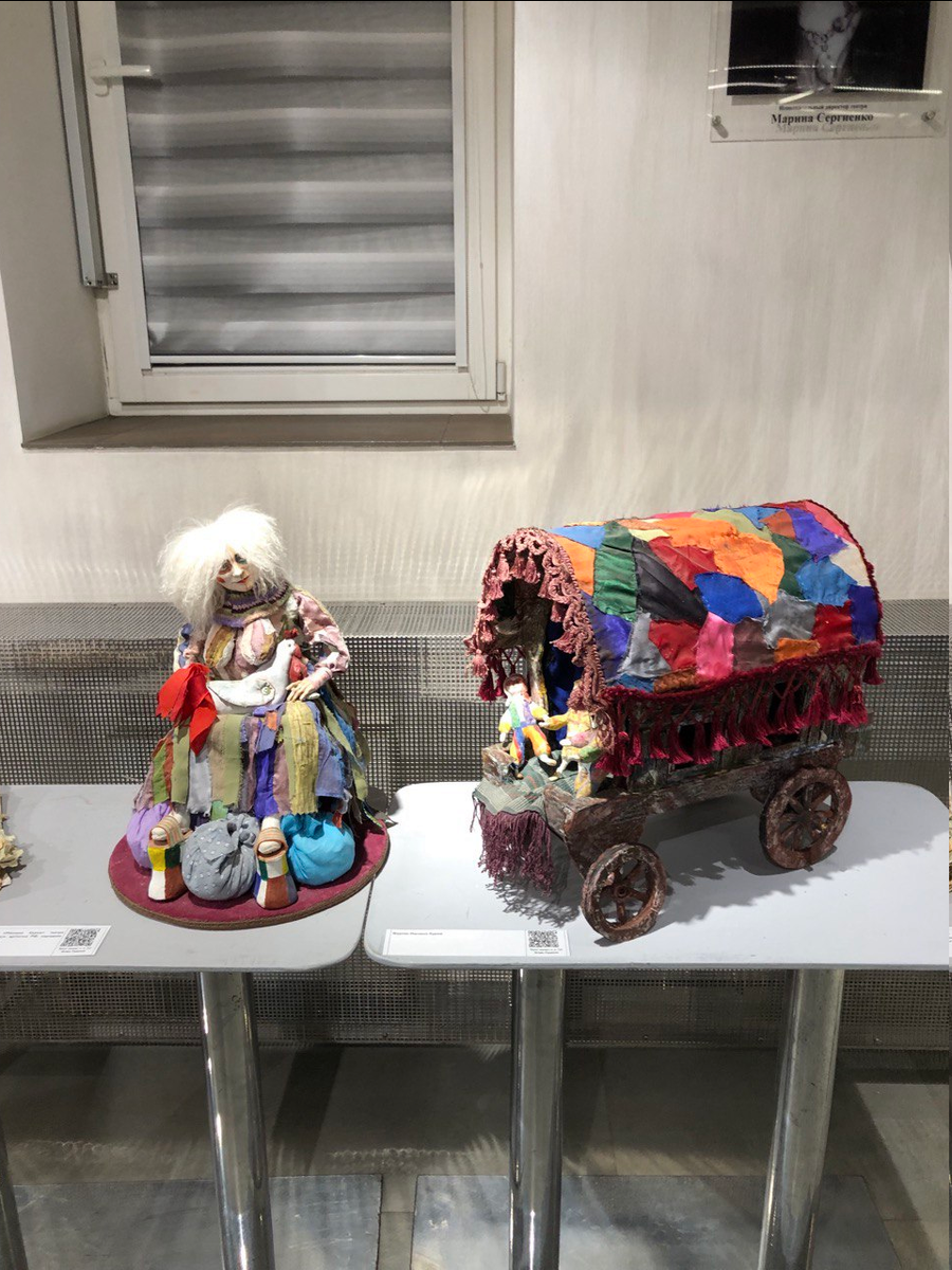 Декорации к спектаклю "Мамаша кураж". Фото автора.