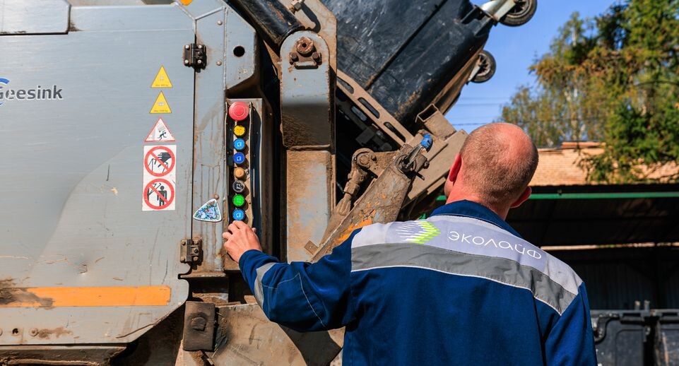    Работа мусоровоза при вывозе ТКО в Рузском округе / Медиасток.рф