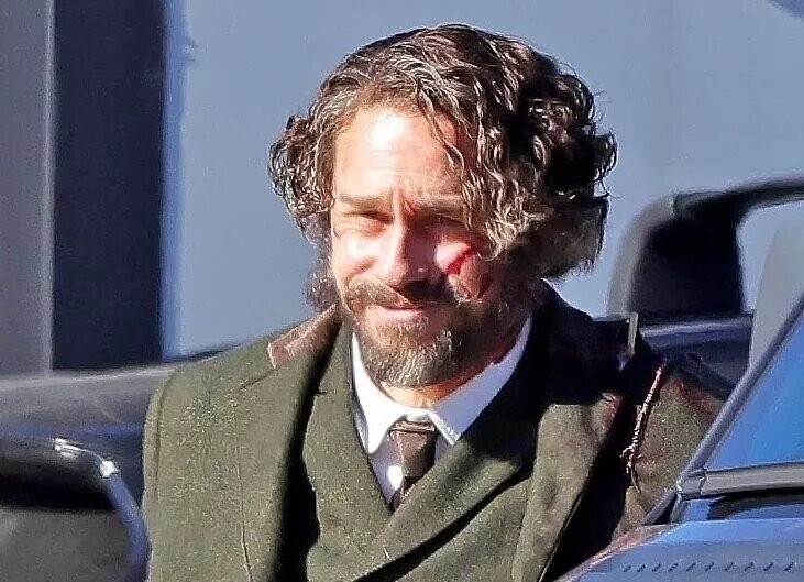    Неузнаваемый Чарли Ханнэм замечен на съемках антологии "Монстры" Райана Мерфи