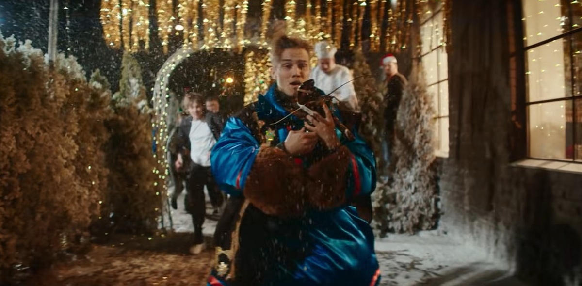 Дамир в Бугульме уходит от погони с омаром в руках. Кадр из открытого трейлера