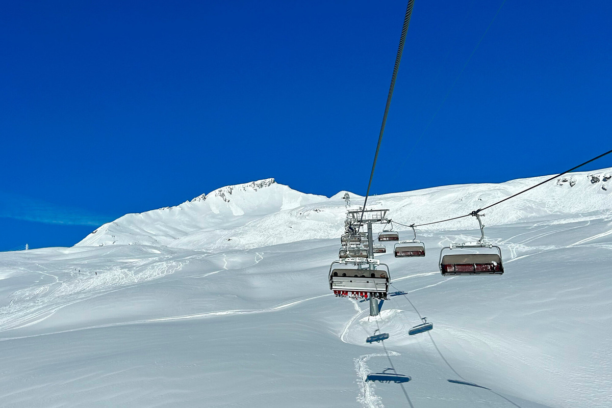 После снегопадов в Laax доступны несложные внетрассовые маршруты под подъёмниками