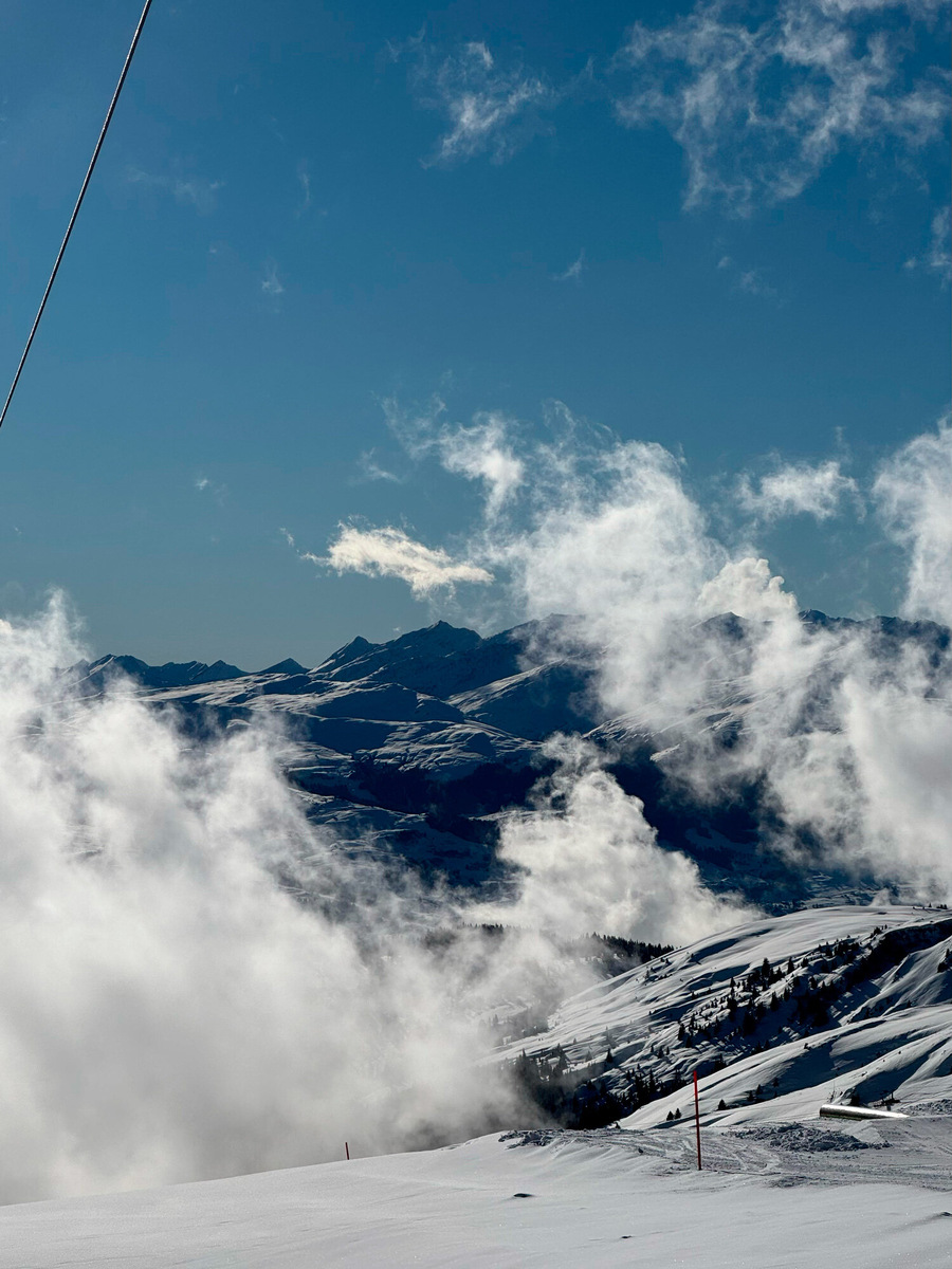 В солнечную погоду можно наблюдать, как облака сползают ниже склонов 

