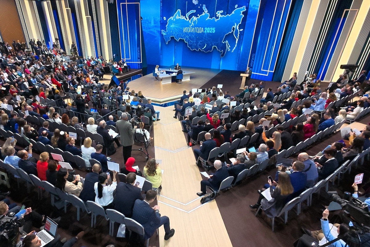    На "Прямую линию" с Владимиром Путиным было аккредитовано 600 представителей СМИ./РИА Новости