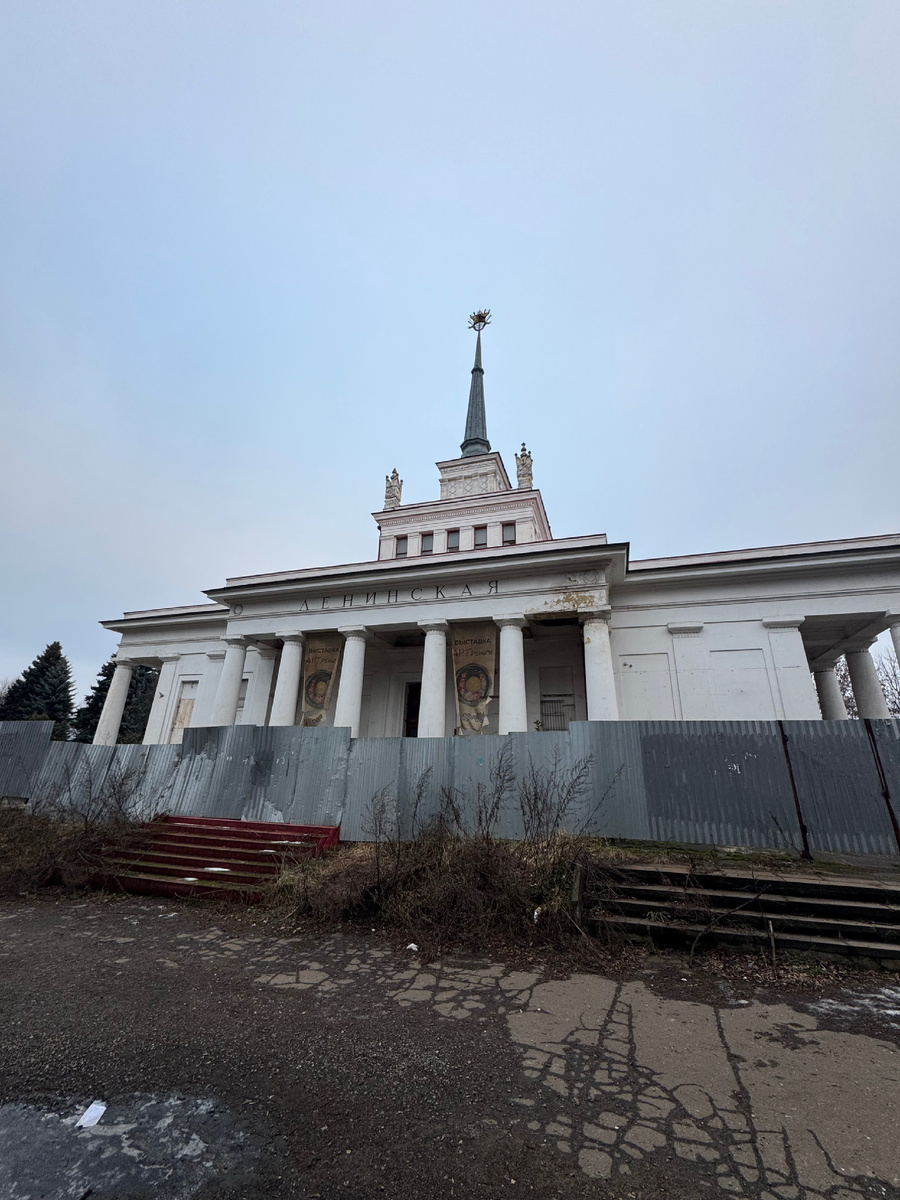 Закрытое на реставрацию здание вокзала