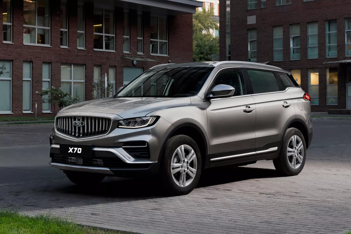 Появившись как лицензионная копия популярного Geely Atlas Pro, этот автомобиль быстро перерос статус простого клона и занял место одного из самых востребованных кроссоверов в сегменте C-SUV