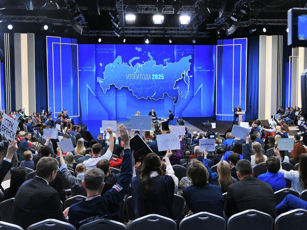    Президент РФ Владимир Путин отвечает на вопросы во время специальной программы "Итоги года" в Москве | © РИА Новости / Сергей Гунеев