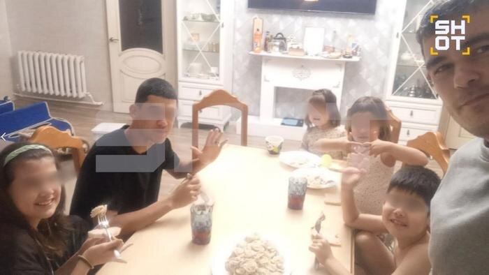 Семья Гульнары, проживающая в селе Абалак. Фото © SHOT