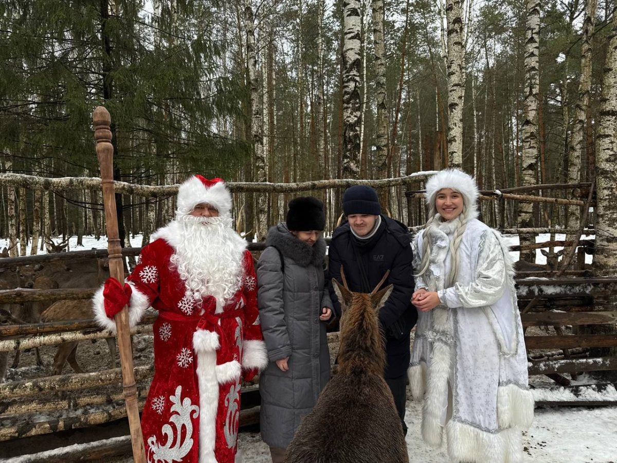    Мальчик впервые увидел ручных оленей, а еще его ждал волшебный сюрприз - визит Деда Мороза и Снегурочки