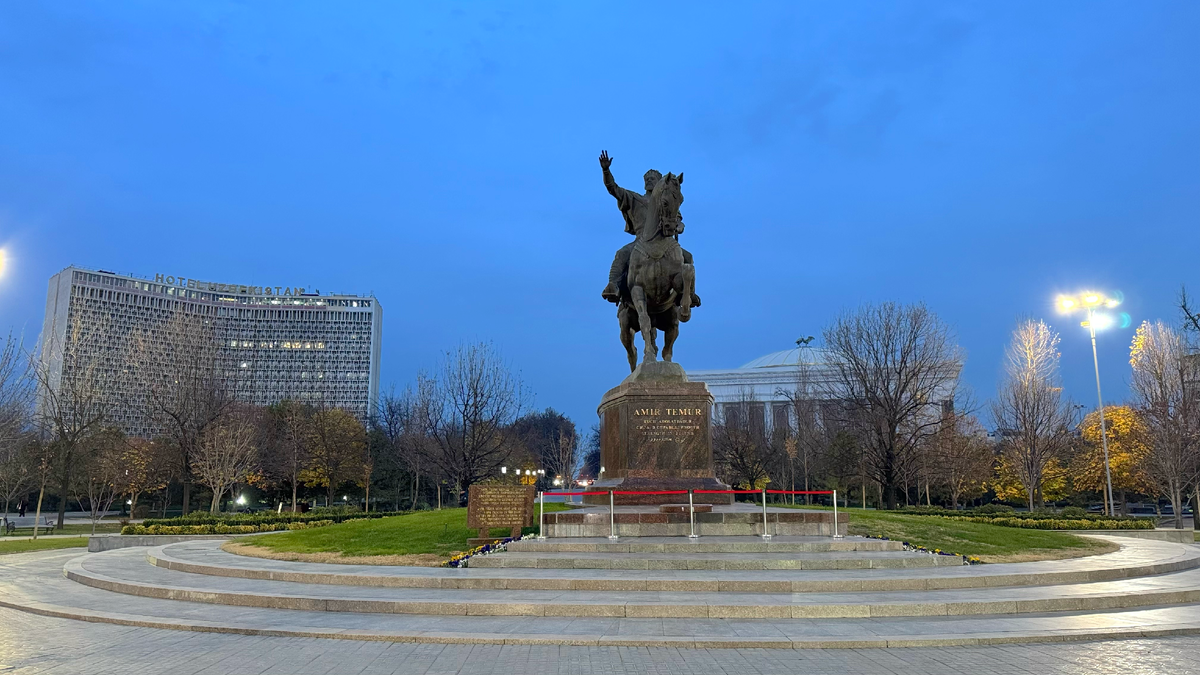Памятник Амиру Темуру в сквере, слева отель "Узбекистан"