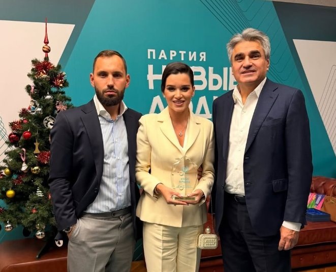 Бывшая ведущая Дома 2 Ксения Бородина редко видится с дочками
 из-за их учебы в школе. На днях она призналась своим подписчикам, что 
её дети уезжают рано утром, приезжают вечером, у них есть кружки и на 
домашнюю работу уходит несколько часов. В итоге телеведущая скучает по 
детям и общается меньше, чем ей хотелось бы.



Ксеня Бородина не видит смысла в том, чтобы отправлять детей учиться за 
границу, но не исключает, что вместе с ней они могли бы переехать в 
другую страну. Зато на каникулах Ксения всегда путешествует с дочками, о
 чем мы рассказывали на шлоке, и показывает им разные страны и города 
мира.





Маруся уже получила подарок от звездной мамы, по словам Бородиной, 
старшая дочь у неё скромна и не просит для себя чего-то особенного. А 
вот насчет маленькой Теоны Ксения умолчала, какой подарок она сделает младшей дочери, подписчики телеведущей узнают на Новый год.