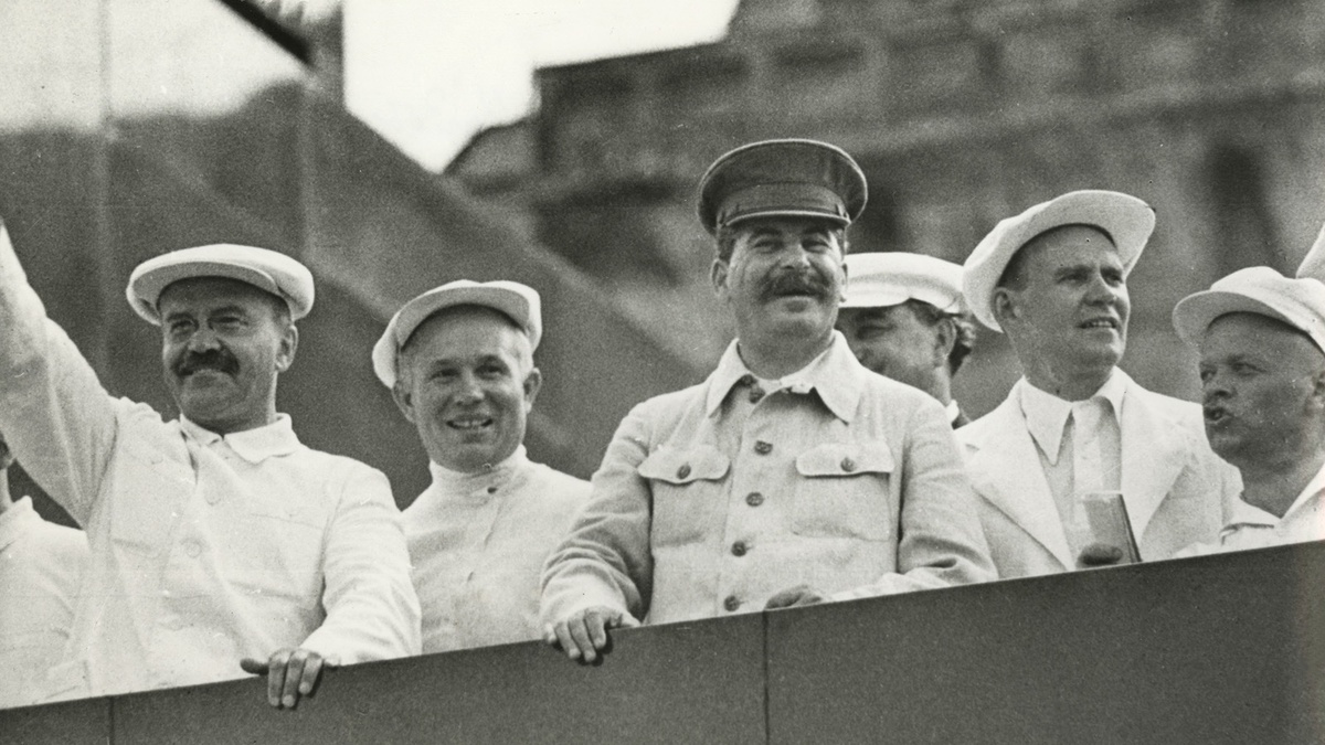 Вожди на трибуне Мавзолея во время парада