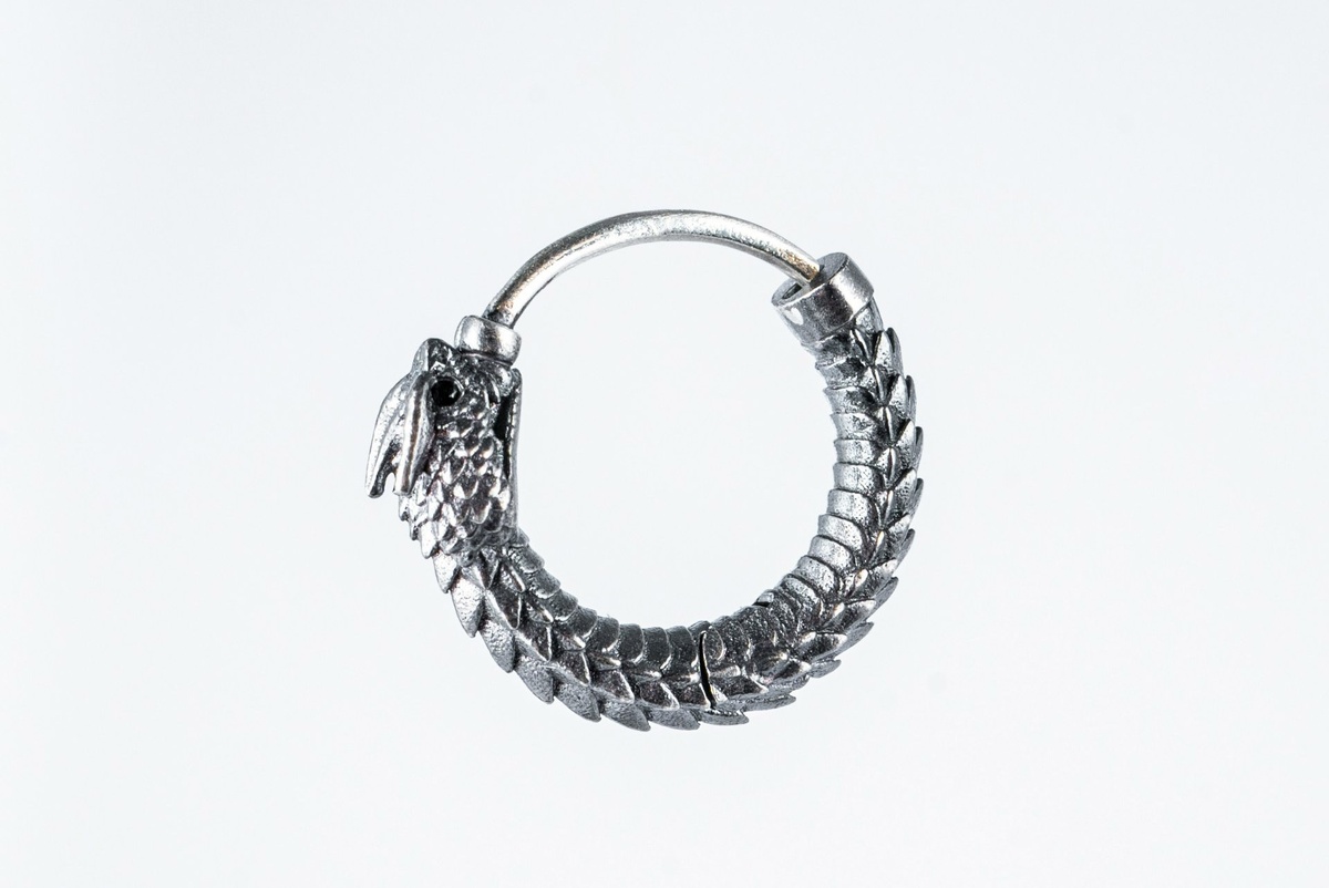    Ещё один классический жанр, которому отлично подходит бестеневое освещение — ювелирные изделия / Фото: unsplash.com