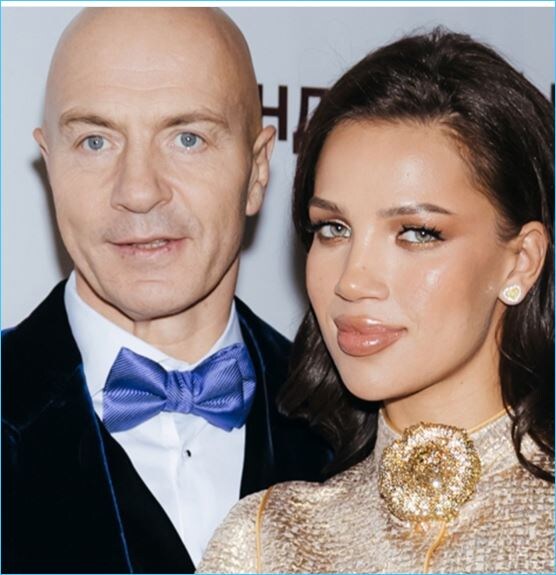 Не могла не поделиться в социальных сетях экс-участница Дома 2 Инесса Шевчук своими семейными фотографиями с мужем Олегом Новиковым, который старше её на 25 лет.



И от которого она родила двух детей, не появляясь в сети, пока не привела себя в форму.



Теперь Инесса Шевчук, будучи замужем за миллиардером Новиковым, фактически реализовала мечту многих бывших и действующих участниц Дома 2.



Только параллельно с внешними преобразованиями Инесса закончила Высшую 
школу экономики, занималась изучением иностранных языков, а не только 
мечтала.

И социальные сети для Шевчук не средство заработать на рекламе, а площадки для рассказа о собственной жизни.