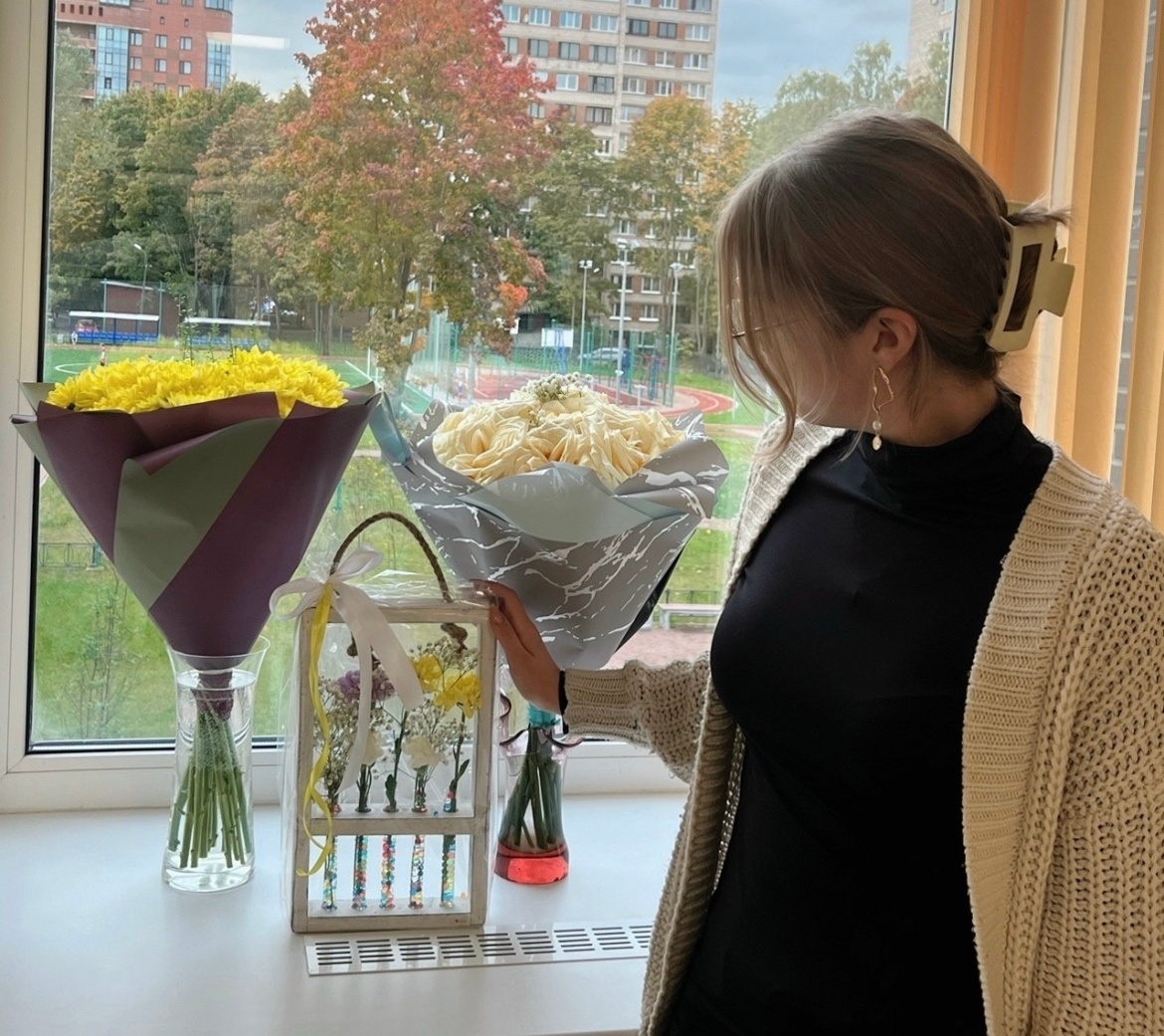 Афина Симеонидис в школе. Иллюстрация из соцсети обвиняемой учительницы