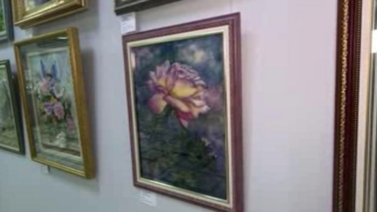    В курском культурном центре «Лира» открылась выставка необычных картин