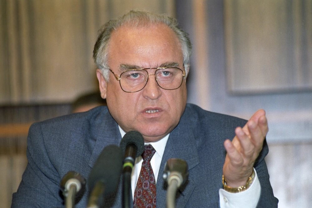    Председатель Совета Министров Российской Федерации Виктор Черномырдин в пресс-центре федерального правительства в Кельне, 1993 год. Фото: РИА Новости/ Александр Макаров