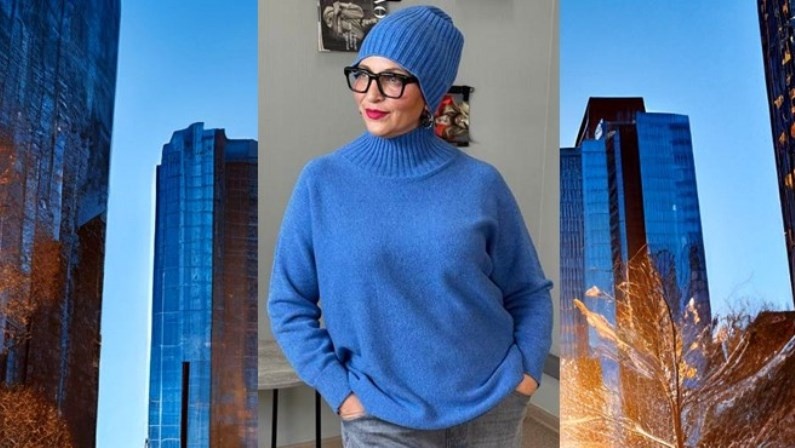 Голубой свитер