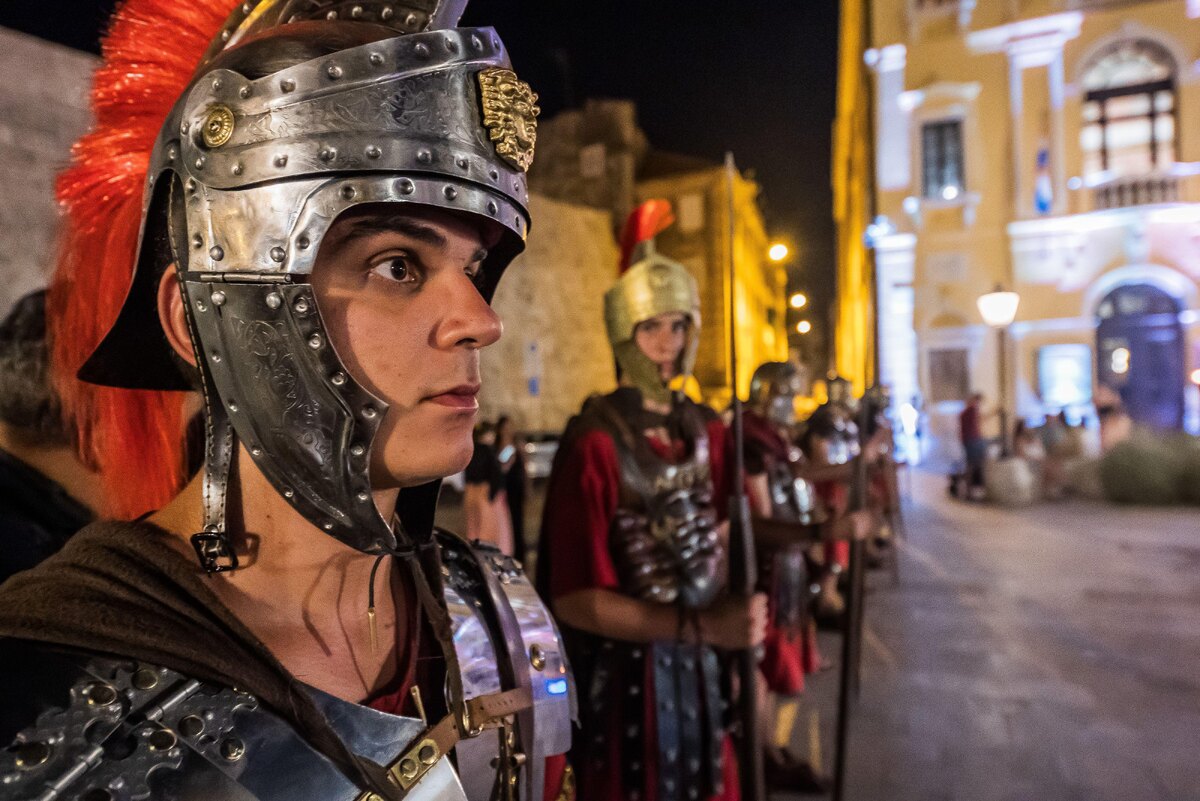 Артист в костюме римского легионера на премьере оперы Иво Тиярдовича «Диоклетиан», 14 июля 2025 года, Сплит, Хорватия, фото:Pixsell via Legion Media