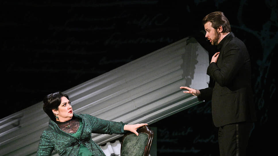 Объясняться с Графиней (Агунда Кулаева) Герману (Иван Гынгазов) пришлось среди руин.📷Фото: Глеб Щелкунов / Коммерсантъ