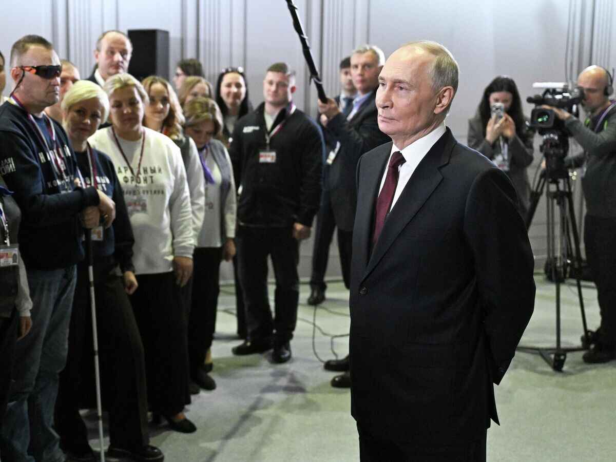    Президент РФ Владимир Путин на встрече с волонтерами движения "Народный фронт "За Россию" | © РИА Новости / Кристина Кормилицына