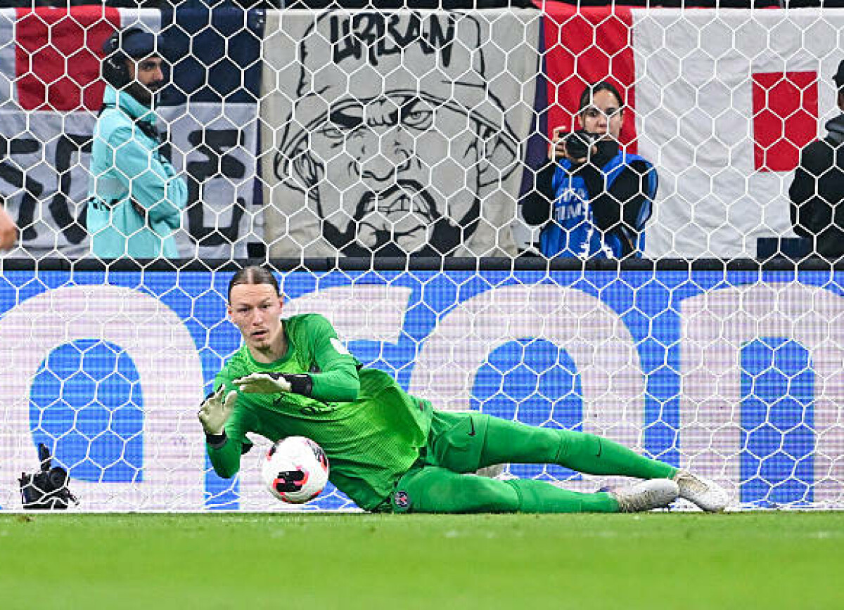     В Париже о секретах грандиозного успеха Сафонова в серии пенальти: действовал нестандартно