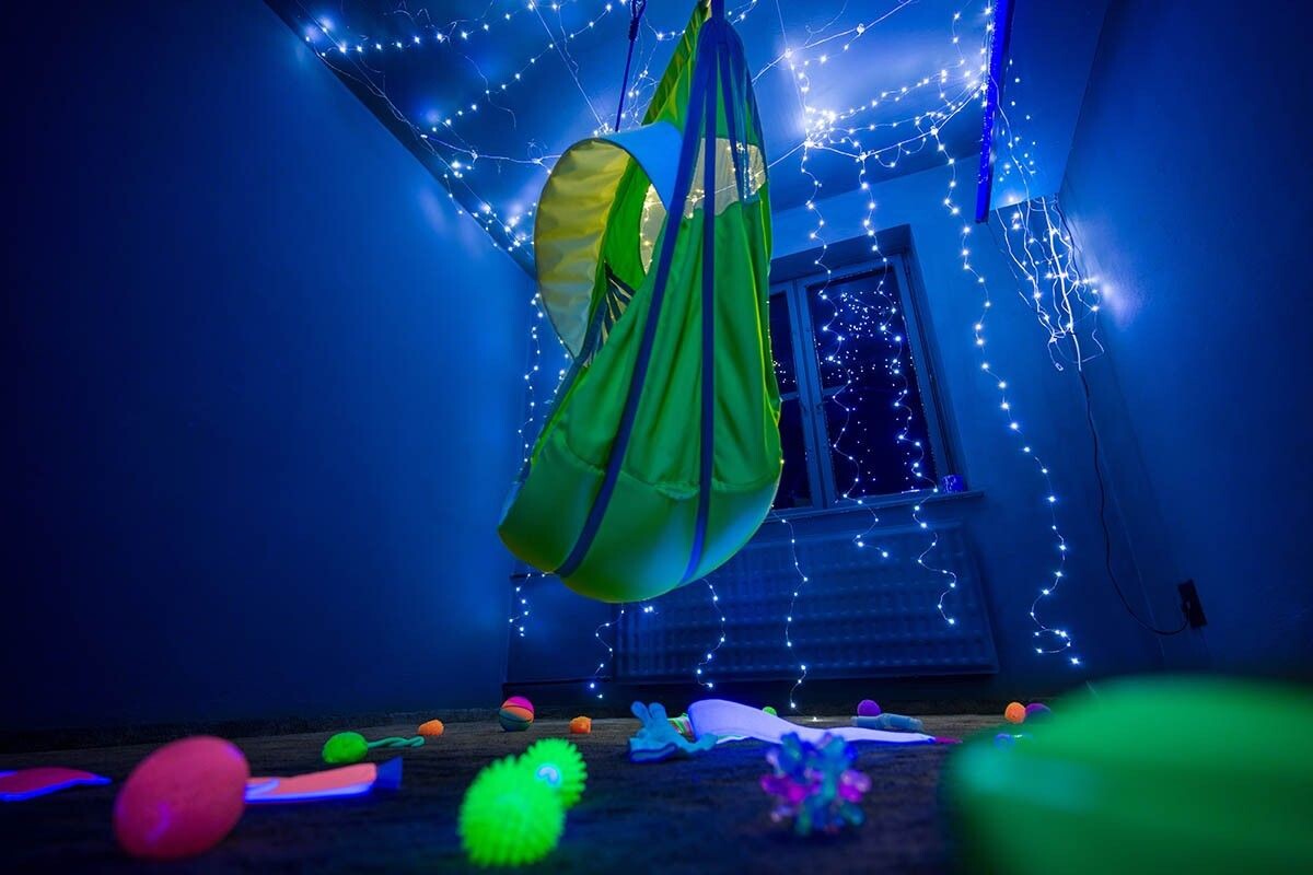 В специализированной комнате собраны предметы, которые воздействуют на разные органы чувств и сенсорные системы. Источник: ABO PHOTOGRAPHY / Shutterstock / FOTODOM📷
