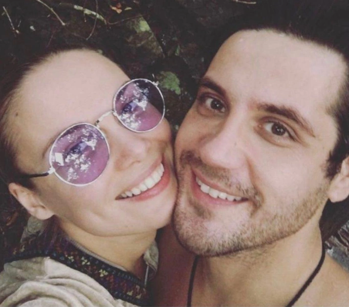 43-летняя Ольга Арнтгольц вновь свободная женщина. После пяти лет брака с коллегой Марком Богатыревым последовал развод. 