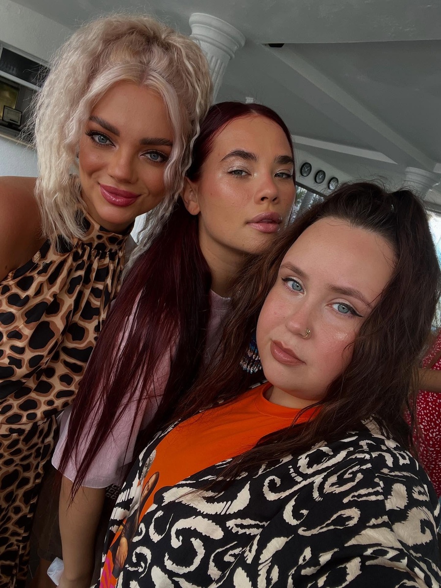    Екатерина Шкуро, Ася Резник и Альбина Кабалина на шоуСоцсети Альбины Кабалиной