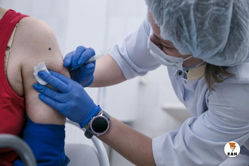    ЕАН / Медик делает укол пациенту