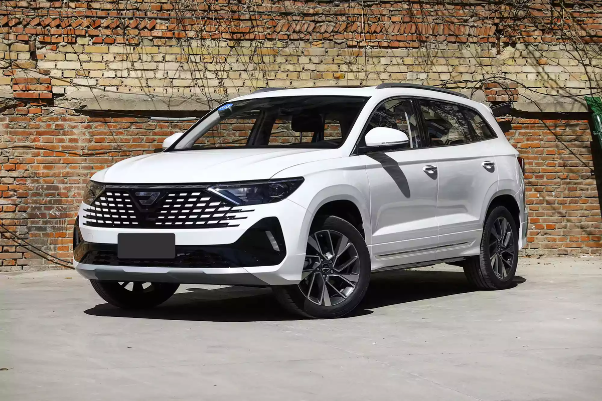 Это классический универсал повышенной проходимости с правильными пропорциями, большой площадью остекления и понятной геометрией