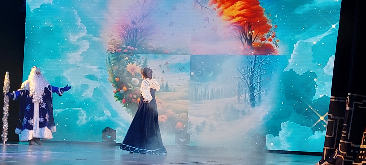 Это самое начало. Ведущие. Вступление было выверено до минуты: не скучное и очень органичное.