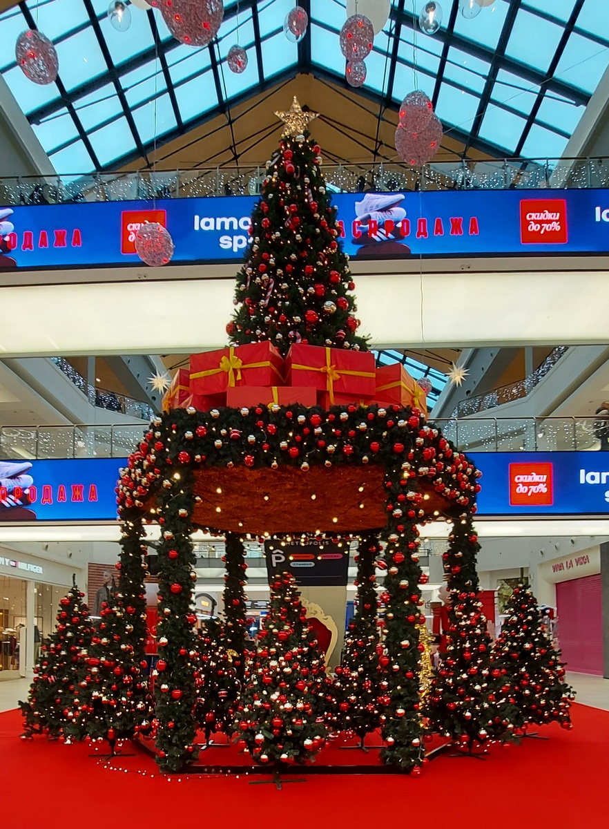 Новогодний шатер в ТЦ. Фото автора канала.