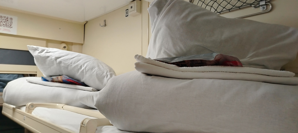 В фирменных поездах застеливают верхнюю полку