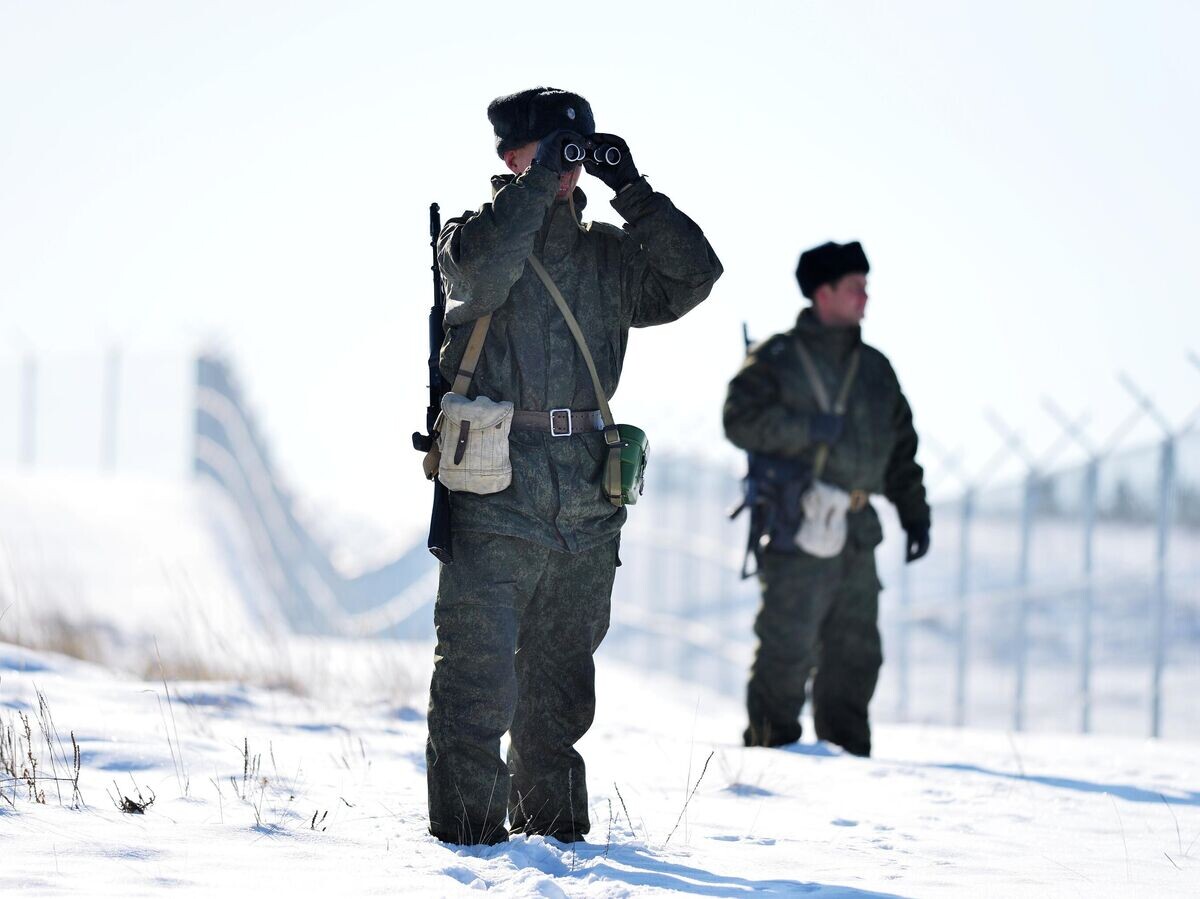    Военнослужащие пограничного управления ФСБ России в районе пункта "Бугристое" российско-казахстанской границы | © РИА Новости / Александр Кондратюк