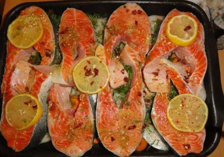 Идеальная жареная красная рыба в духовке с хрустящей золотистой корочкой.