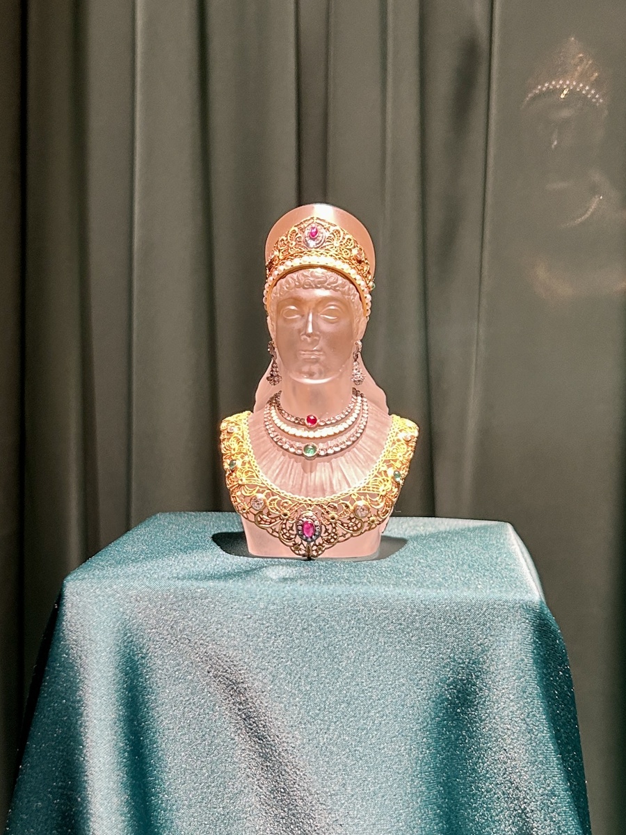 Абсолютно изумительная работа, редкая по изяществу и красоте исполнения: флакон для духов. Фирма Boucheron