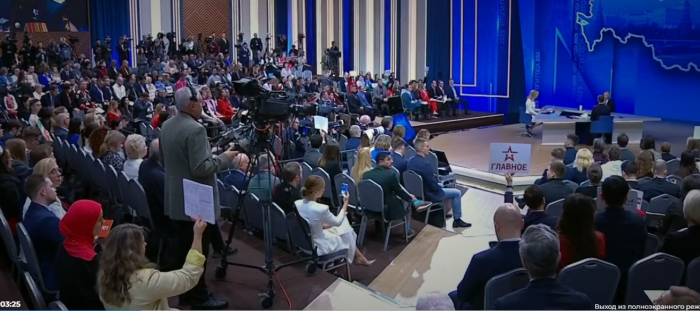            В зале Гостиного Двора собрались тысячи российских и иностранных журналистов / Скриншот экрана прямой трансляции