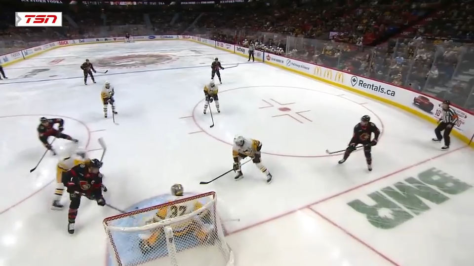 Бреди Ткачук забивает шайбу "пингвинам".  фото: яндекс.