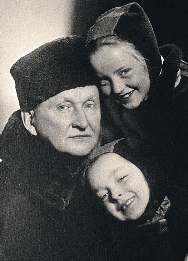 Сёстры Вертинские с отцом.