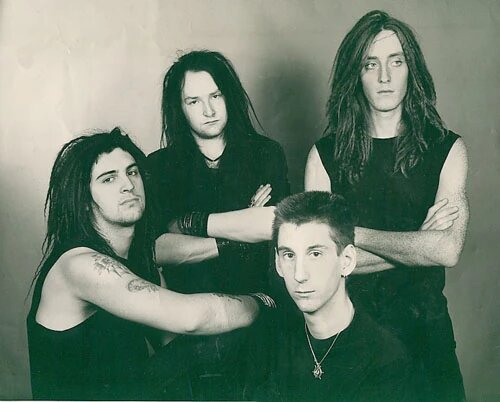 Вот смотрю на чуваков и не догоняю. То ли панки, то ли трэшеры?