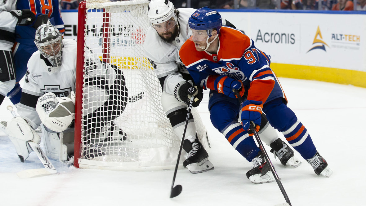    Нападающий «Эдмонтона» Коннор Макдэвид (справа) и защитник «Лос-Анджелеса» Дрю Даути. Getty Images