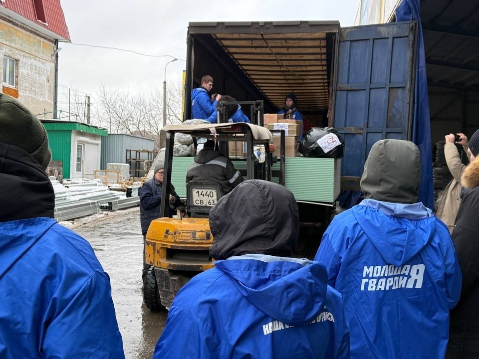    Представители партии отправили гуманитарный груз. Фото: пресс-служба Самарского регионального отделения Партии "ЕДИНАЯ РОССИЯ"