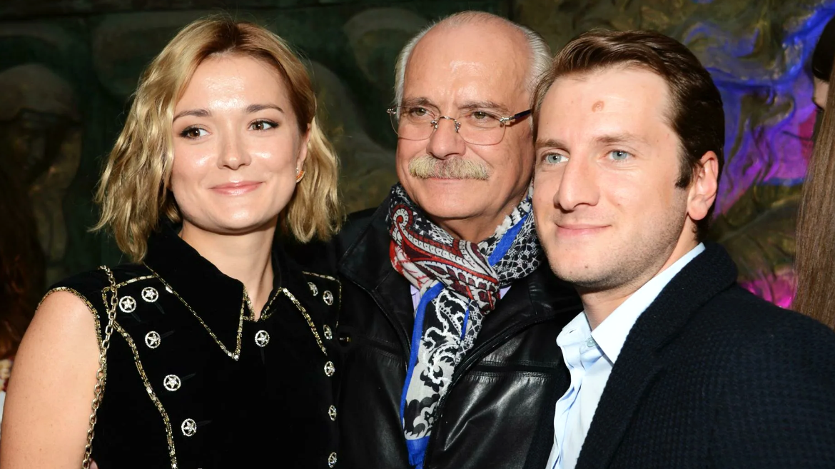 на фото Надежда Михалкова с отцом Никитой Михалковым и мужем Резо Гигинеишвили