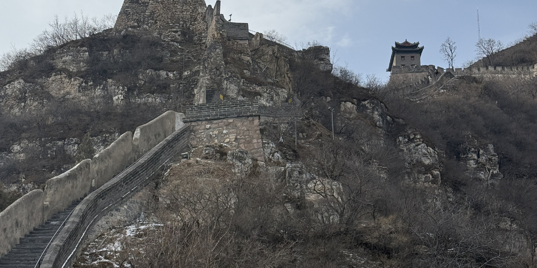 Великая Китайская стена — крупнейший архитектурный памятник.