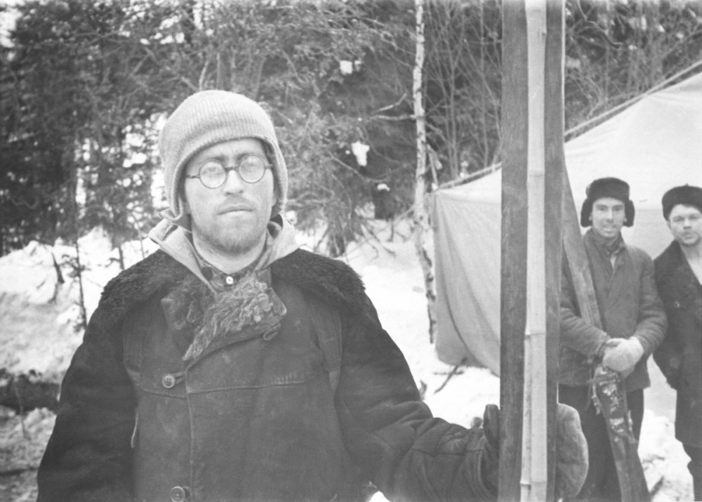 Владислав Карелин в лагере поисковиков на Ауспии, начало марта 1959 года.