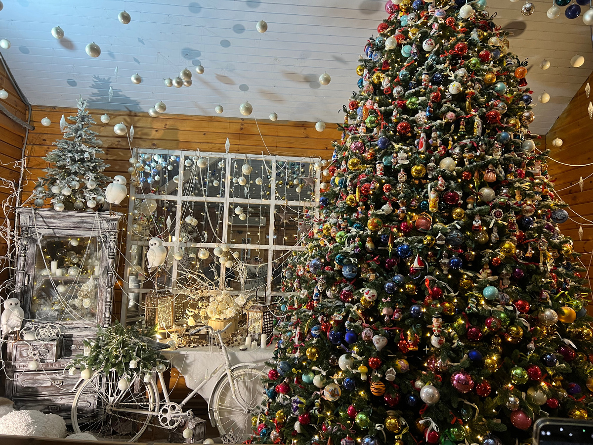 И все игрушки на елочке можно купить 