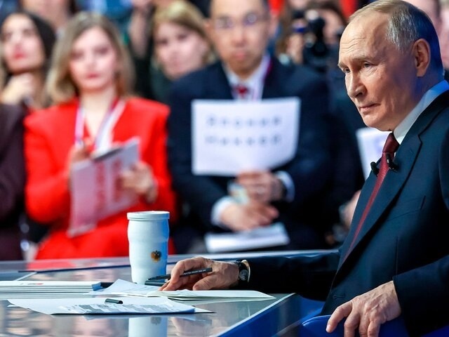 Кадры с "Прямой линии" (из сети)