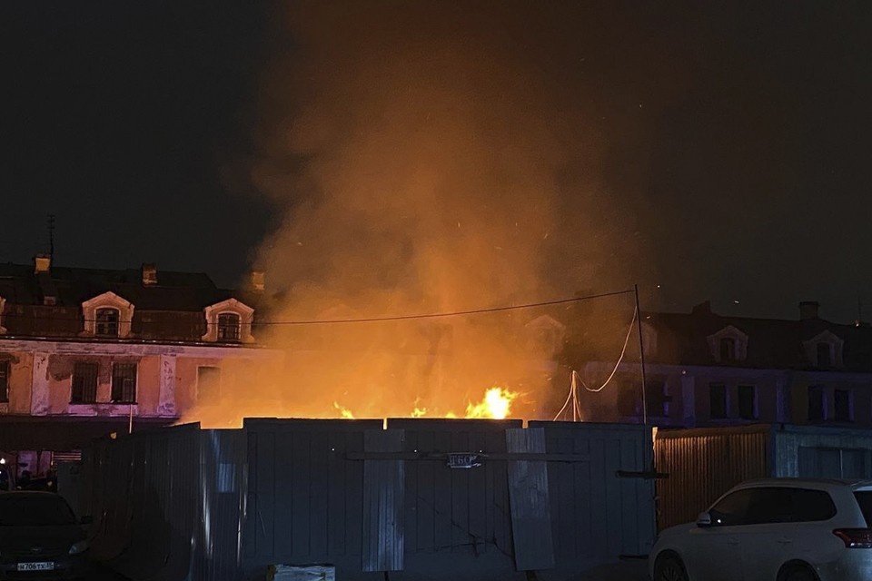    В Петербурге пожар произошел на Апраксином дворе. Фото: t.me/Megapolisonline